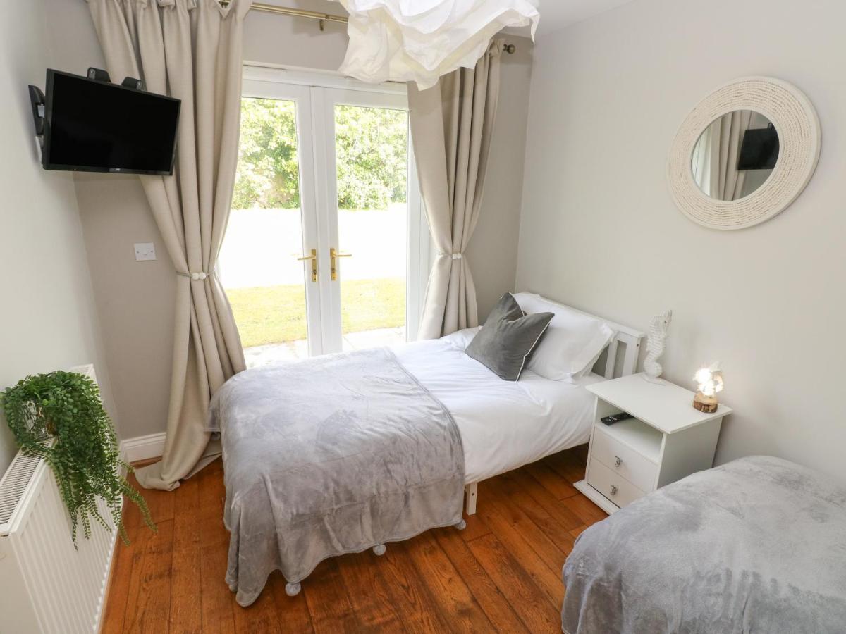 Seashells Apartment Tenby Bagian luar foto