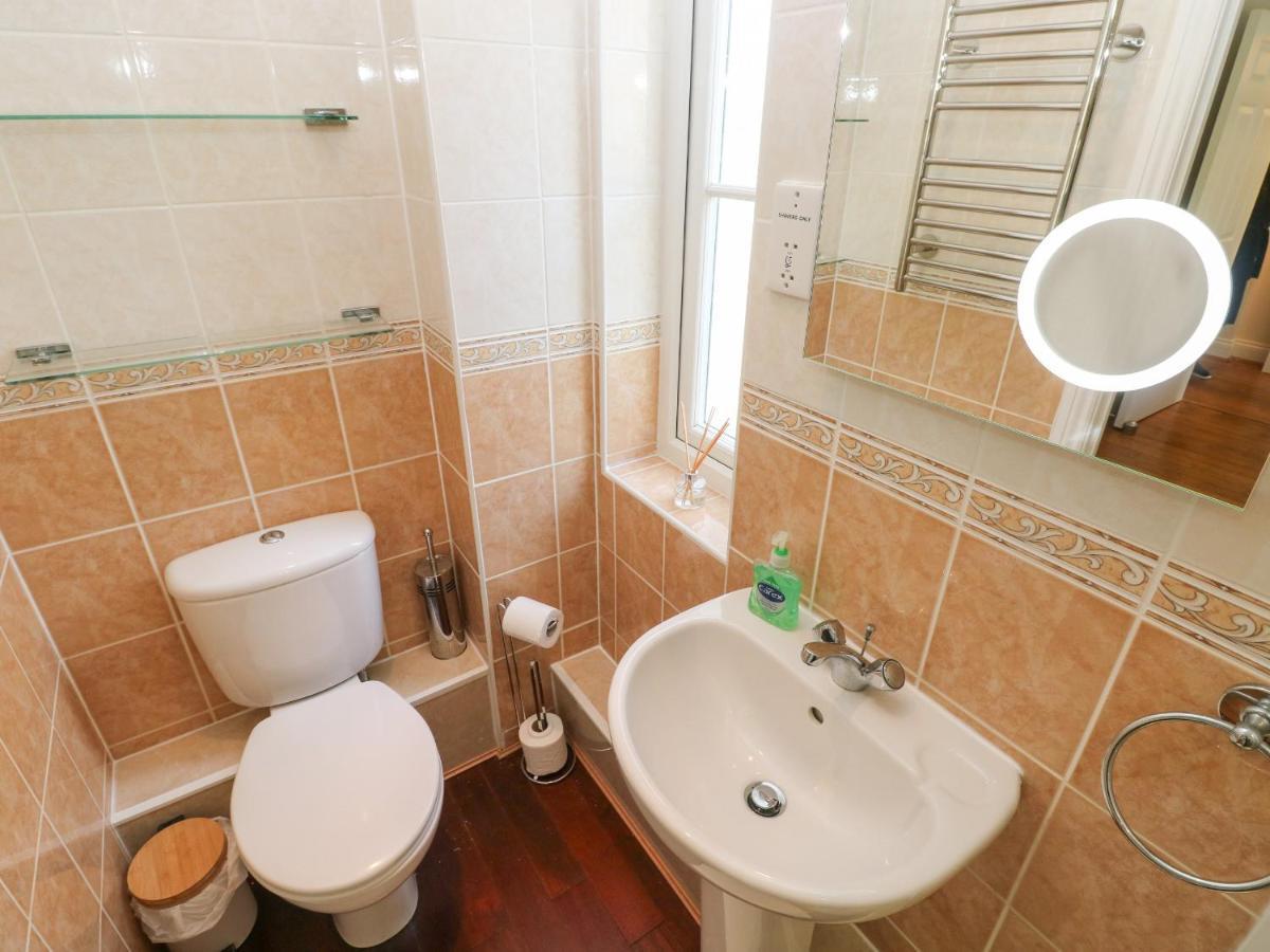 Seashells Apartment Tenby Bagian luar foto