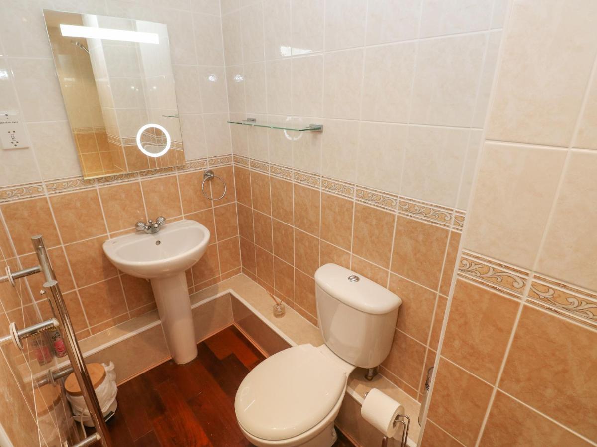 Seashells Apartment Tenby Bagian luar foto