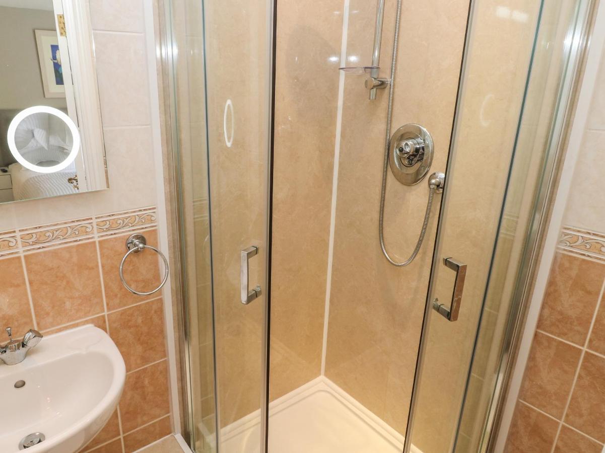 Seashells Apartment Tenby Bagian luar foto